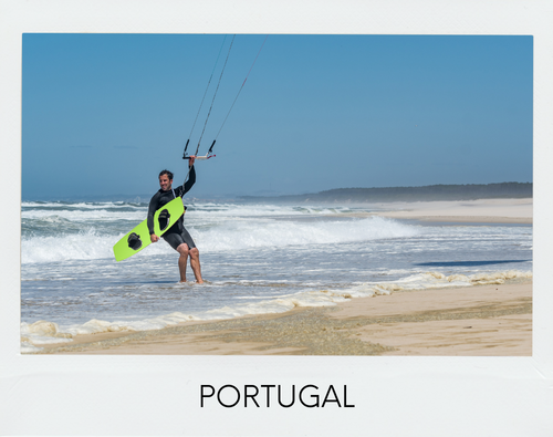 Kitesurfing in Portugal: Kitesurfer on the beach near Lisbon with the ocean in the background