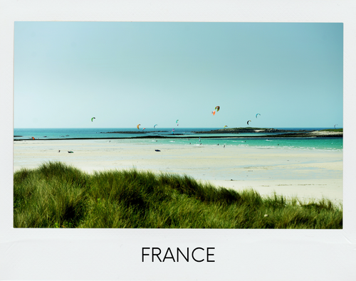 Kitesurfing in France: Kitesurfers on the Bay of Almanarre in Hyères with the Mediterranean Sea in the background.